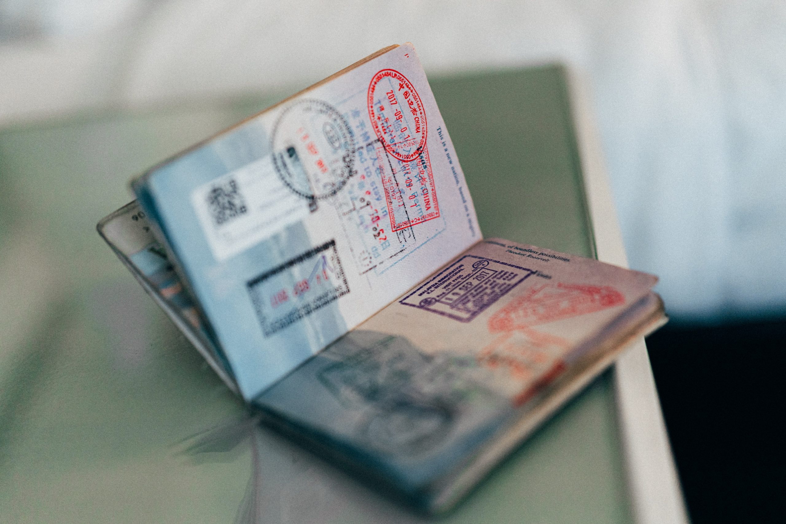 Et pass med mange stempler. Foto.